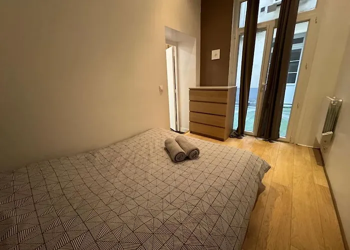 Awesome 2br 5 Min To Arc De Triomphe Apartman